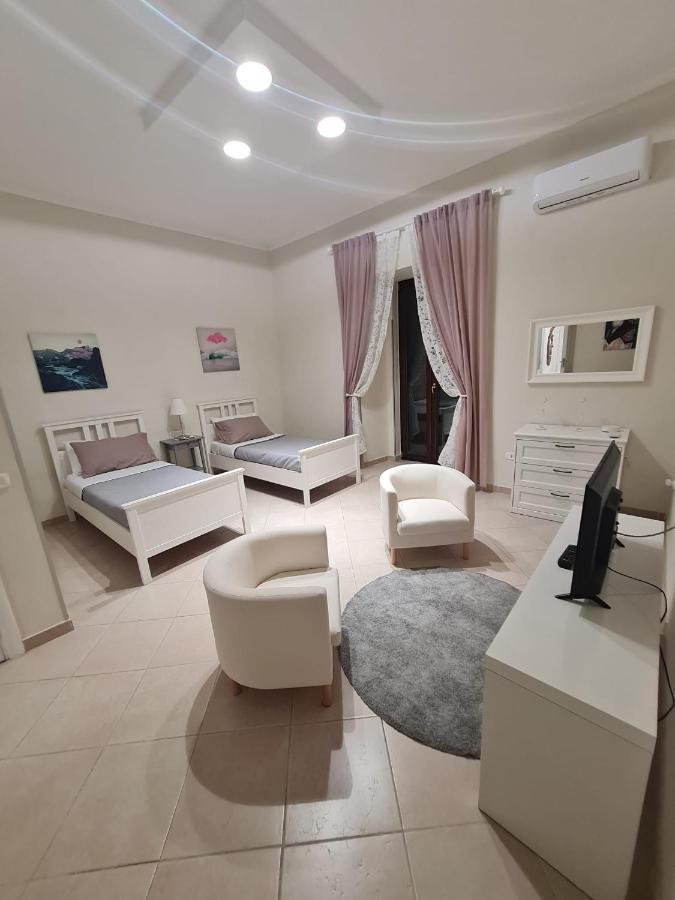 Palizzi'S Home Behind Plebiscite Square Naples Extérieur photo